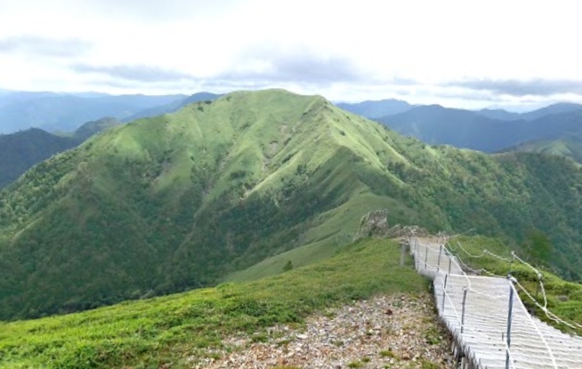 剣山頂上から見た次郎笈