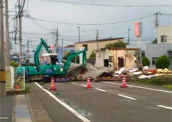 20180904台風21号通過後、近所のプレハブの屋根が飛んで道を塞いでました